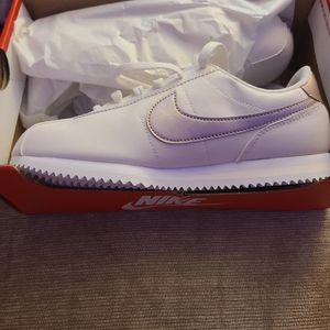 Nike Classic sz 7 white/metallic